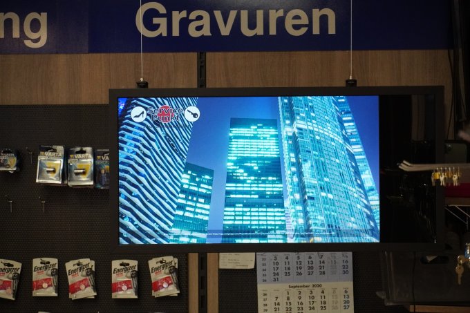 Pyramid TV Display im Laden, von der Decke gehängt Pyramid digital display